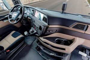 interior de una cabina de camion de transporte de contenedores por carretera